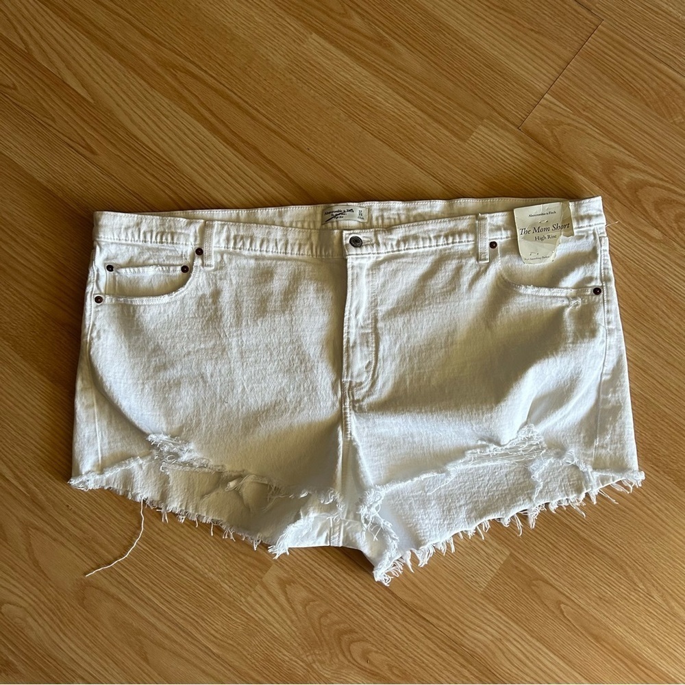 NWT Abercrombie & Fitch White High Rise The Mom Short Size 37/24